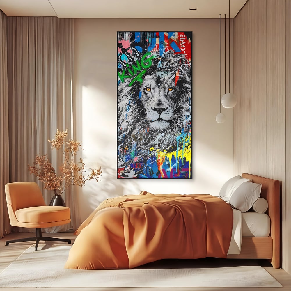 Tablou canvas cu tablou canvas cu leu stil graffiti, in rama de aluminiu negru, pe perete intr-un dormitor